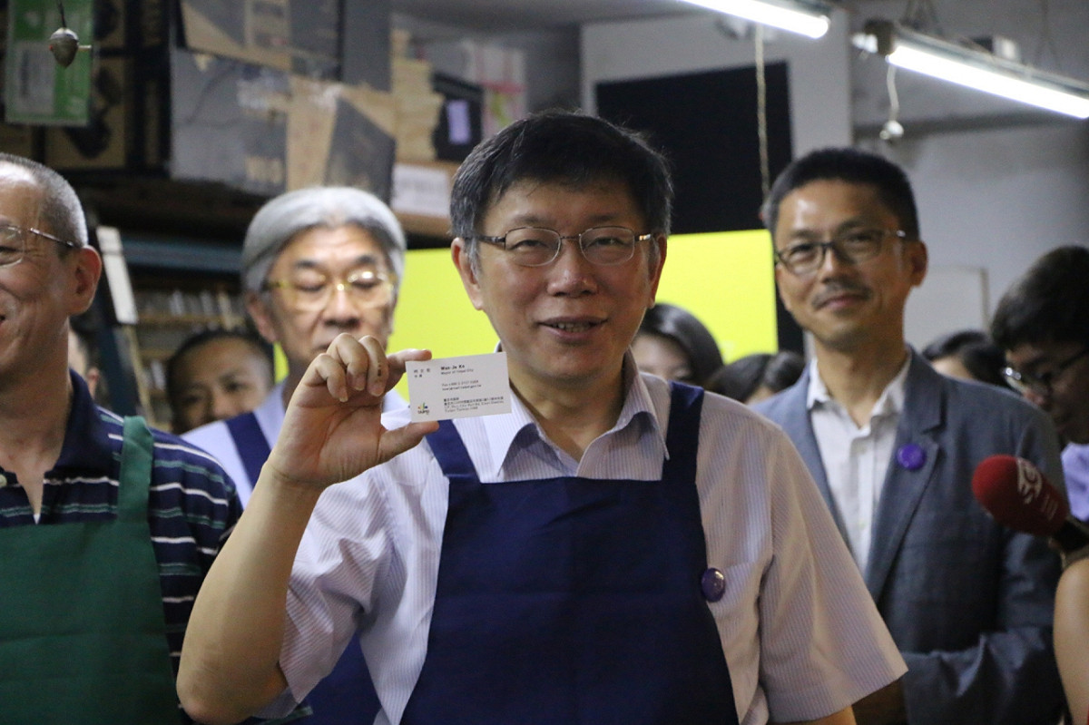 台北市長柯文哲27日上午出席文化局「響應629世界工業設計日—國際交流活動」，體驗活版印刷，印製自己的名片。圖：劉奕霆/攝