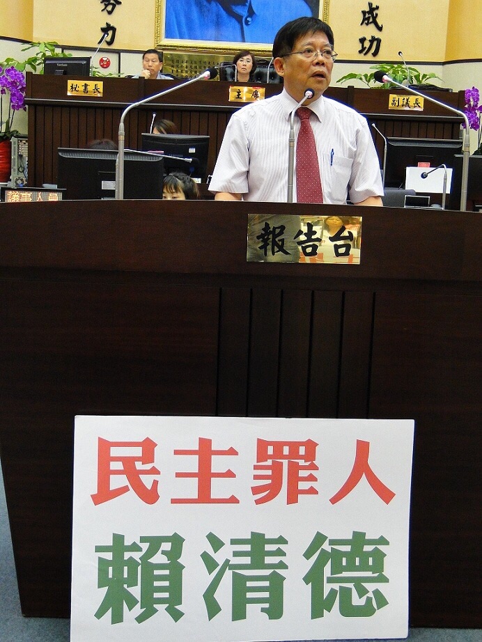 台南市地政局長林燕山赴議會進行專案報告並備詢，被視為府會對立破冰的第一步，但國民黨議員在報告台前所貼抗議賴清德海報仍未撤除，突顯雙方緊張關係仍在。圖：黃博郎/攝