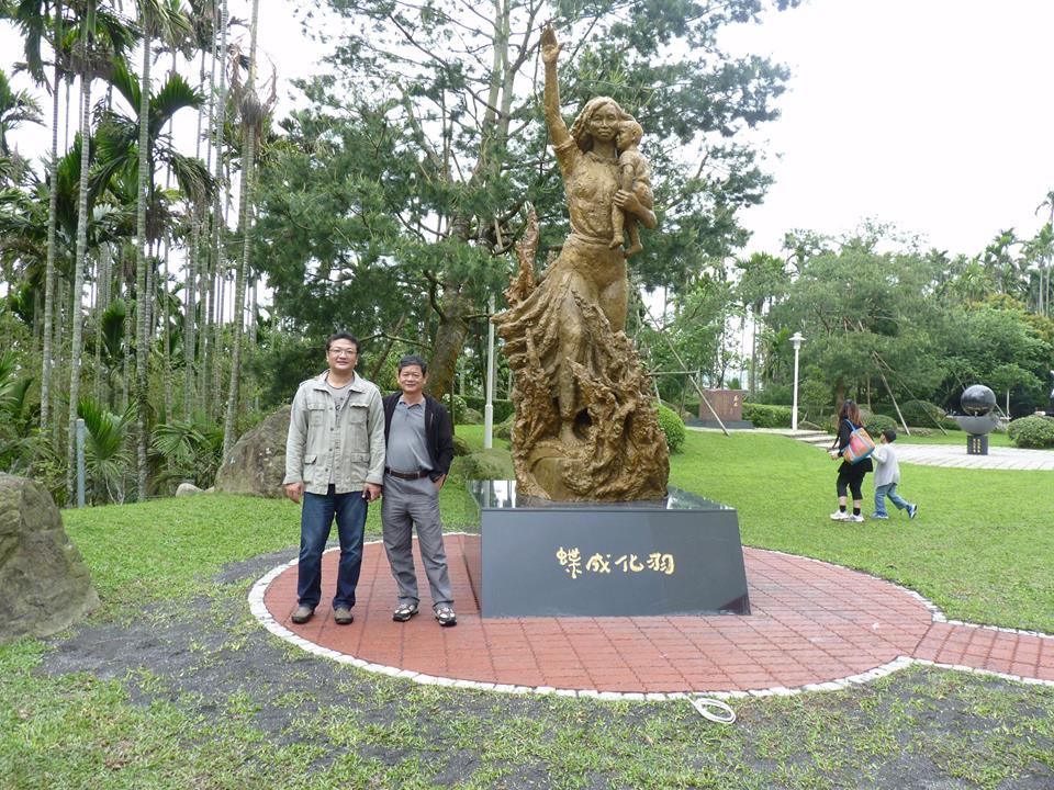 捨身救人的林靖娟紀念銅像，來自雕塑大師蒲添生最後遺作。右一為蒲添生雕塑館館長蒲浩志。圖：蒲浩志/提供