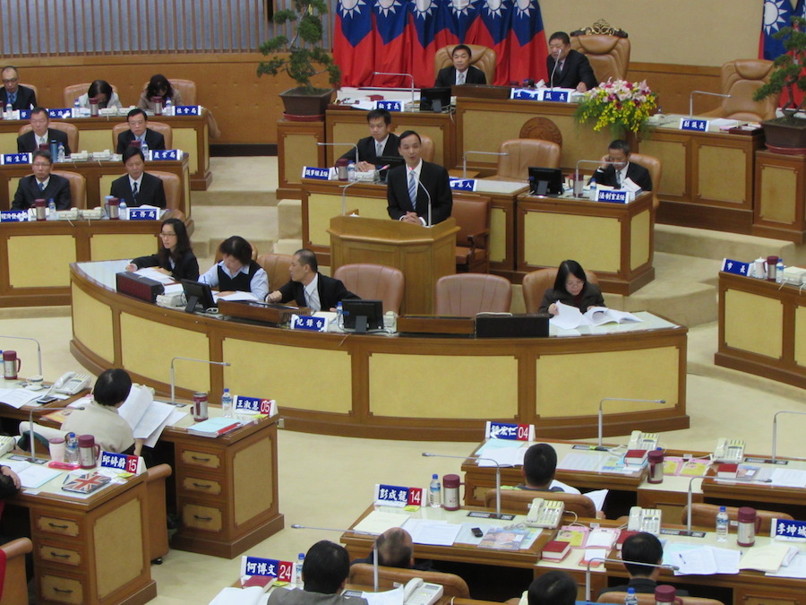 朱立倫15日前往新北市議會，介紹27局處首長及業務報告，並接受議員質詢。圖：邱珮文/攝