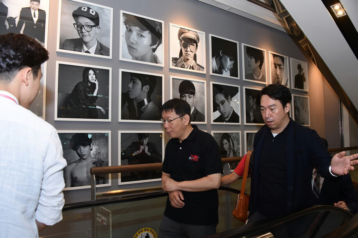 台北市長柯文哲16日參觀韓國大型經紀公司SM娛樂，他事後表示，自己的感想就2個字「專業」。圖：台北市政府提供