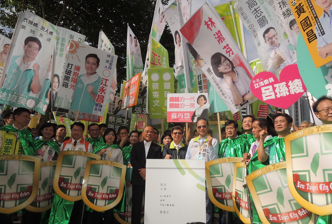 民進黨總統參選人蔡英文的聲勢一路看漲，泛綠陣營下屆立委的席次可望坐5望6搶7。圖：陳冠廷/攝