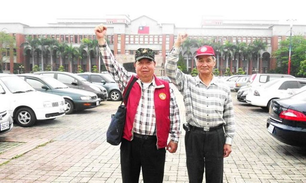寶一自救會理事長黃永昌（右）跟總幹事林清治，每幾個月就到縣政府找縣長幫忙，催催看有沒有補徵收的消息。圖：陳權欣/攝