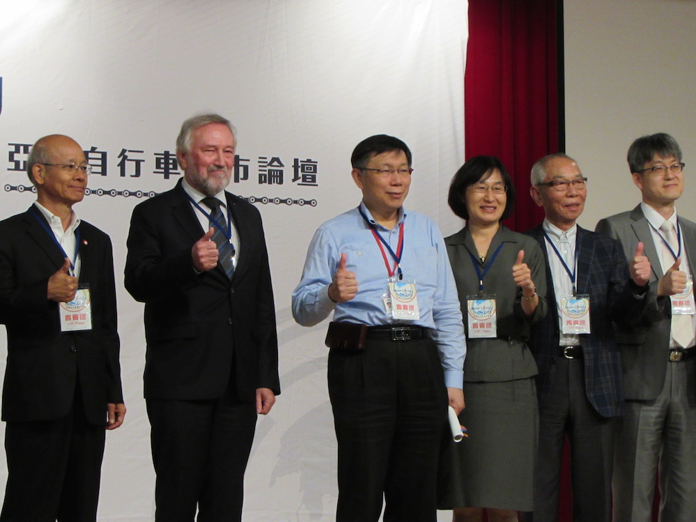 台北市長柯文哲今(19)天上午出席2015亞洲自行車城市論壇，宣布北市府將投入寬度超過40公尺馬路的自行車道鋪設工程。圖：邱珮文/攝