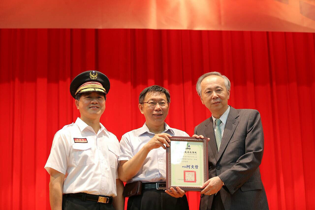 台北市長柯文哲與衛生局20日就配戴隱形眼鏡需處方箋一事討論，柯文哲事後表示，既然衛福部都這樣講了，那就要做。圖：台北市政府提供