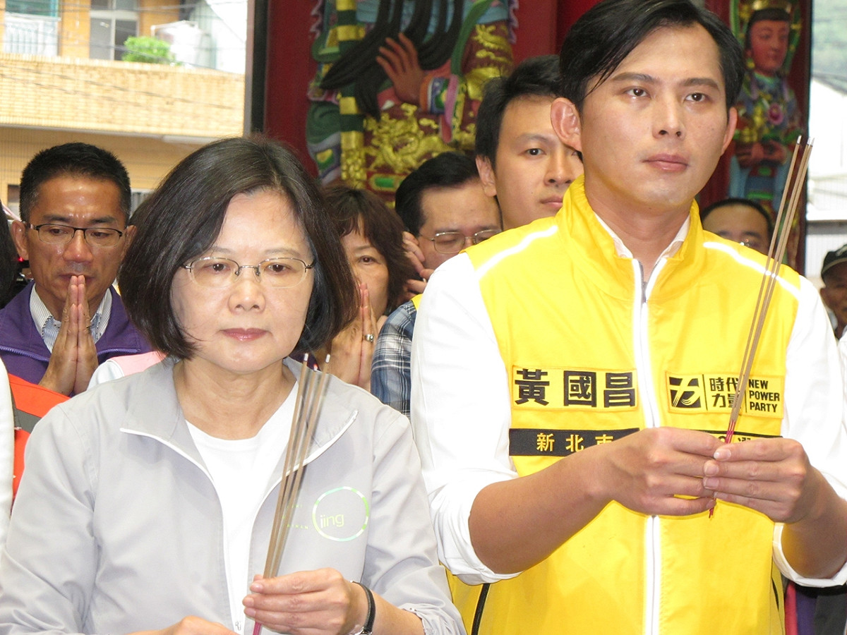 時任民進黨主席蔡英文昔日陪同時代力量候選人黃國昌到瑞芳龍巖宮上香祈福。 圖：林朝億/攝