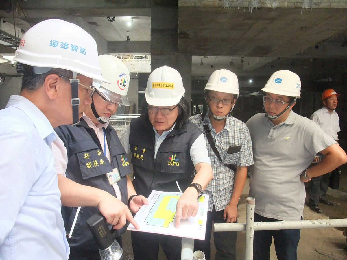 台北市都發局29日表示，大巨蛋的大底工程已如期完成，局長林洲民也親臨工地現場視察全區基礎版完成的情形。圖：都發局提供