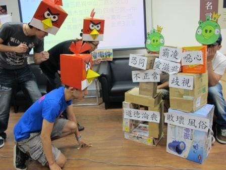 高雄同志大遊行主辦單位化身「憤怒鳥」，衝破「豬頭」們的種種歧視偏見。照片來源：胡宏志攝