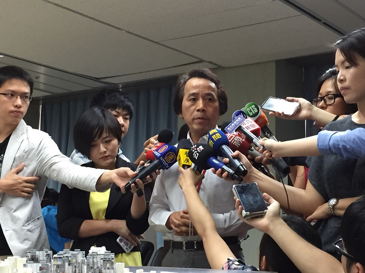 台北市副市長林欽榮28日上午受訪時，被問到陸保廠蓋公共住宅的租金問題，林欽榮說「一定會打到八折或七折」。圖：劉奕霆/攝