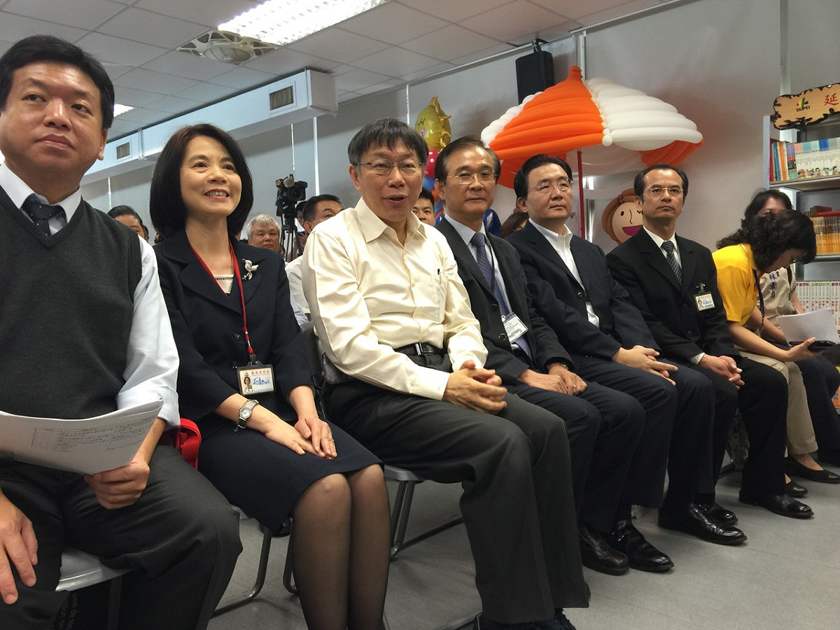 台北市長柯文哲今(2)日上午出席「希望的翅膀—社子孩童齊飛翔」校園牙齒塗氟服務、社子島社區服務方案暨贈書學童聯合記者會。圖：劉奕霆/攝