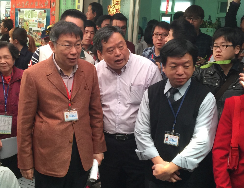 台北市長柯文哲今(13)日中午前往忠勤里視察社會福利據點。圖：劉奕霆/攝