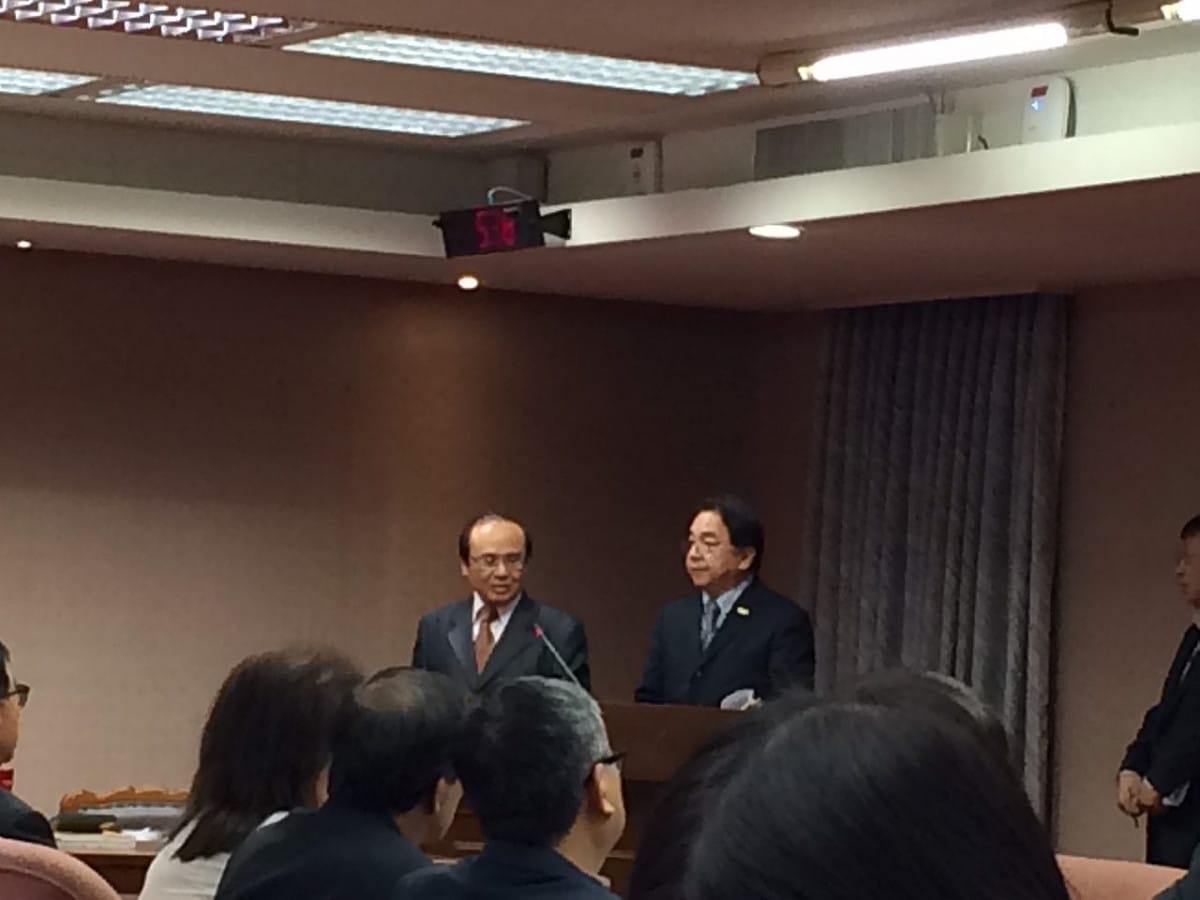 交通部長陳建宇(左)30日表示2020年遷移松機「不太可能」。圖：楊淳卉/攝