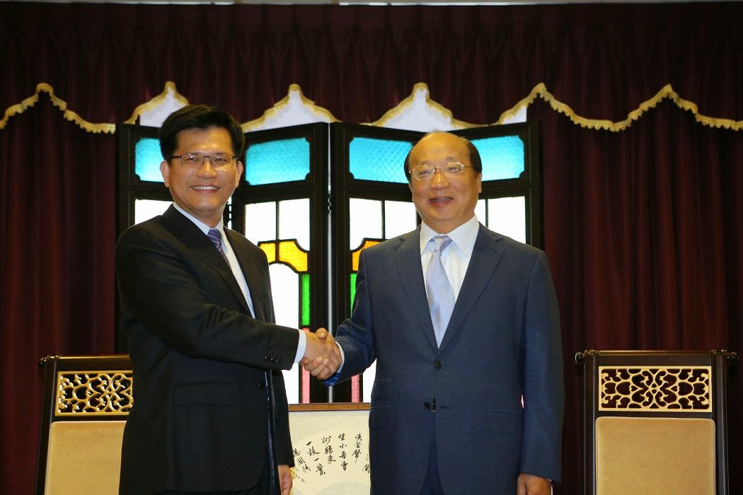 東豐快速道路於前市長胡志強(右)任內動工，現任市長林佳龍(左)上任後停工又復工，30日又稱預算遭中央刪除。圖為林佳龍在上任前到中市府拜會胡志強。圖：翻攝自市府新聞局網站
