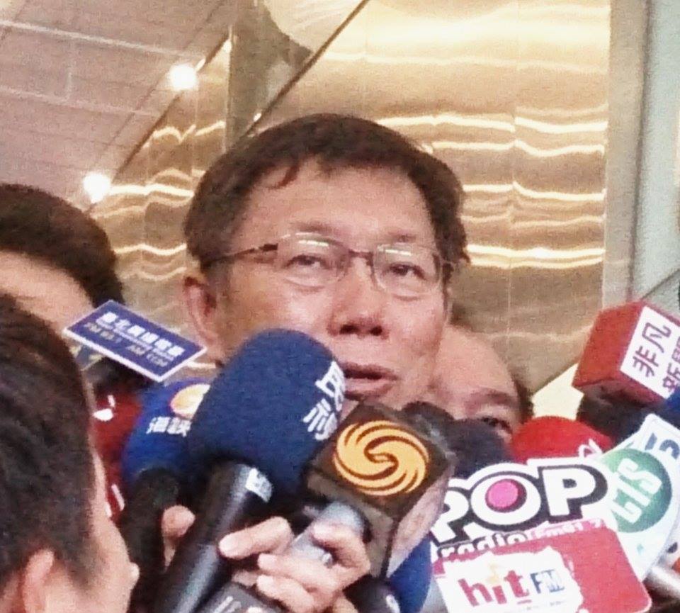 台北市長柯文哲17日現身松機，準備前往上海參與雙城論壇，柯說「互信很重要，互相提防很難做事」。圖：王子軒/攝
