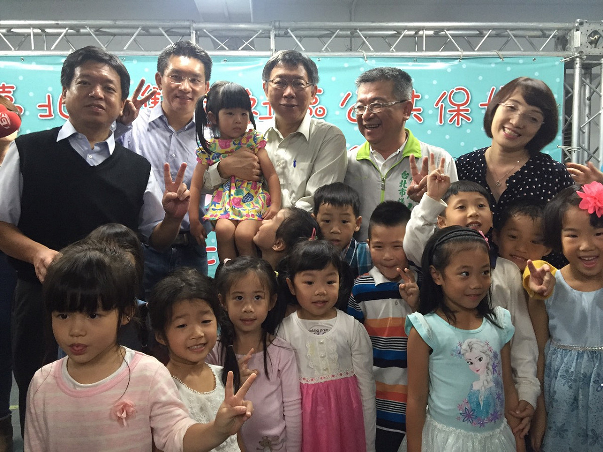 台北市長柯文哲22日上午前往萬華雙園社區出席公共保母開幕記者會。圖：劉奕霆/攝