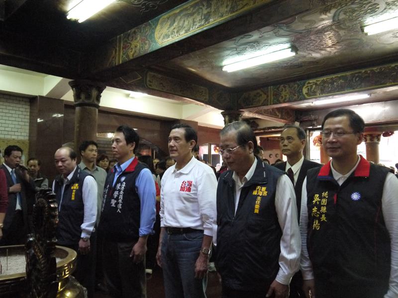 據未來事件交易所8日預測顯示，桃園立委選情現在混沌不明，藍綠各有1席把握，其他4區未定。圖為國民黨主席馬英九11/20為立委陳學聖站台的畫面。圖片來源：翻攝陳學聖臉書
