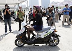 環保署核定補助民間企業在高雄市建置30個電動機車電池交換營運系統，今(23)日舉行簽約，未來環保署將補助前5千位購買可交換電池電動機車的民眾1萬元，高雄市政府也提出優惠加碼。圖片來源：中央社資料照片。