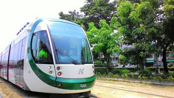 高雄輕軌11月起要開始收費，但悠遊卡卻無法使用。圖為高雄輕軌示意圖。 圖：新頭殼資料照