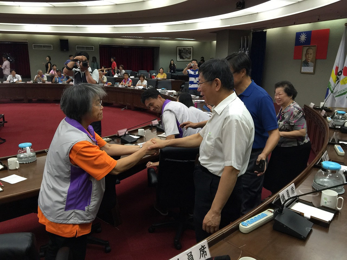 台北市長柯文哲24日上午出席里長座談會，對李德威夫妻到鴻海上班沒有評論。圖：劉奕霆/攝