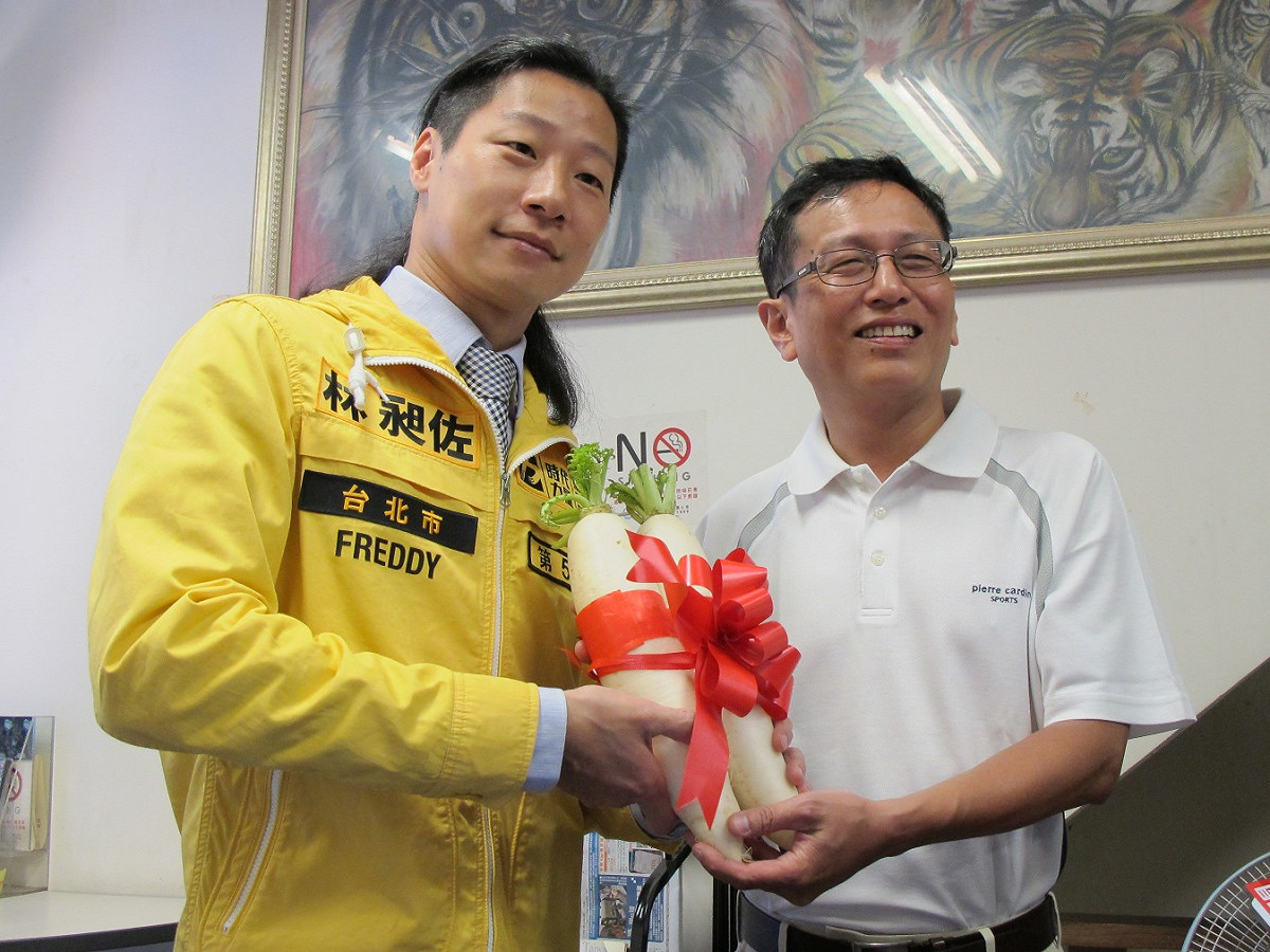 時代力量中正萬華區候選人林昶佐22日拜會台北市議員周威佑。圖：林朝億/攝