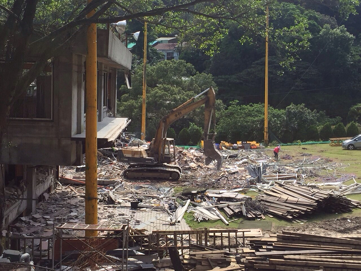 針對違建多次、越拆越大間而讓台北市長柯文哲動怒的貴子坑俱樂部，台北市建管處27日表示，貴子坑俱樂部原查報13處違建，業者已連日趕工拆除，現場已成廢墟。圖：台北市建管處提供