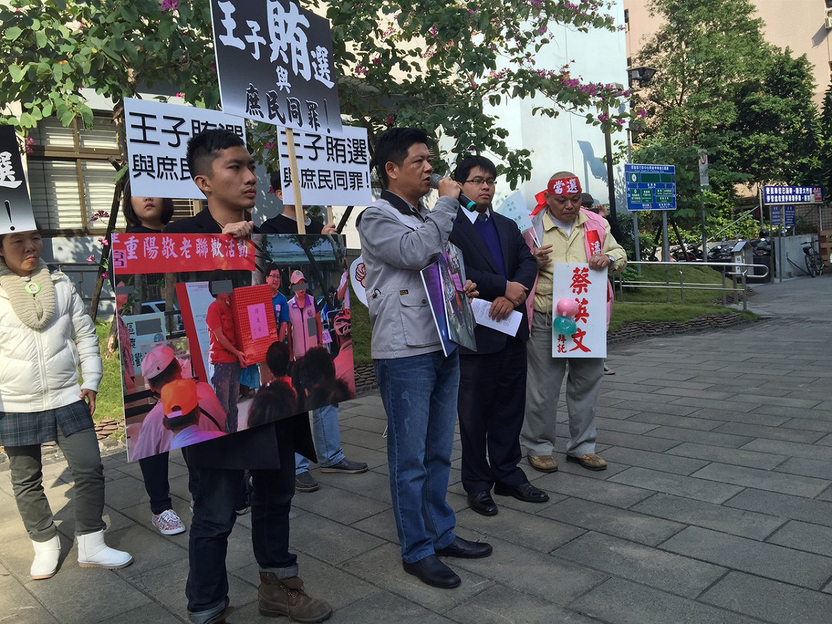 以無黨籍身分獨立投入台北市第三選區(中山、北松山)的立委候選人潘建志27日召開記者會，指控對手國民黨立委候選人蔣萬安涉嫌賄選。圖：劉奕霆/攝