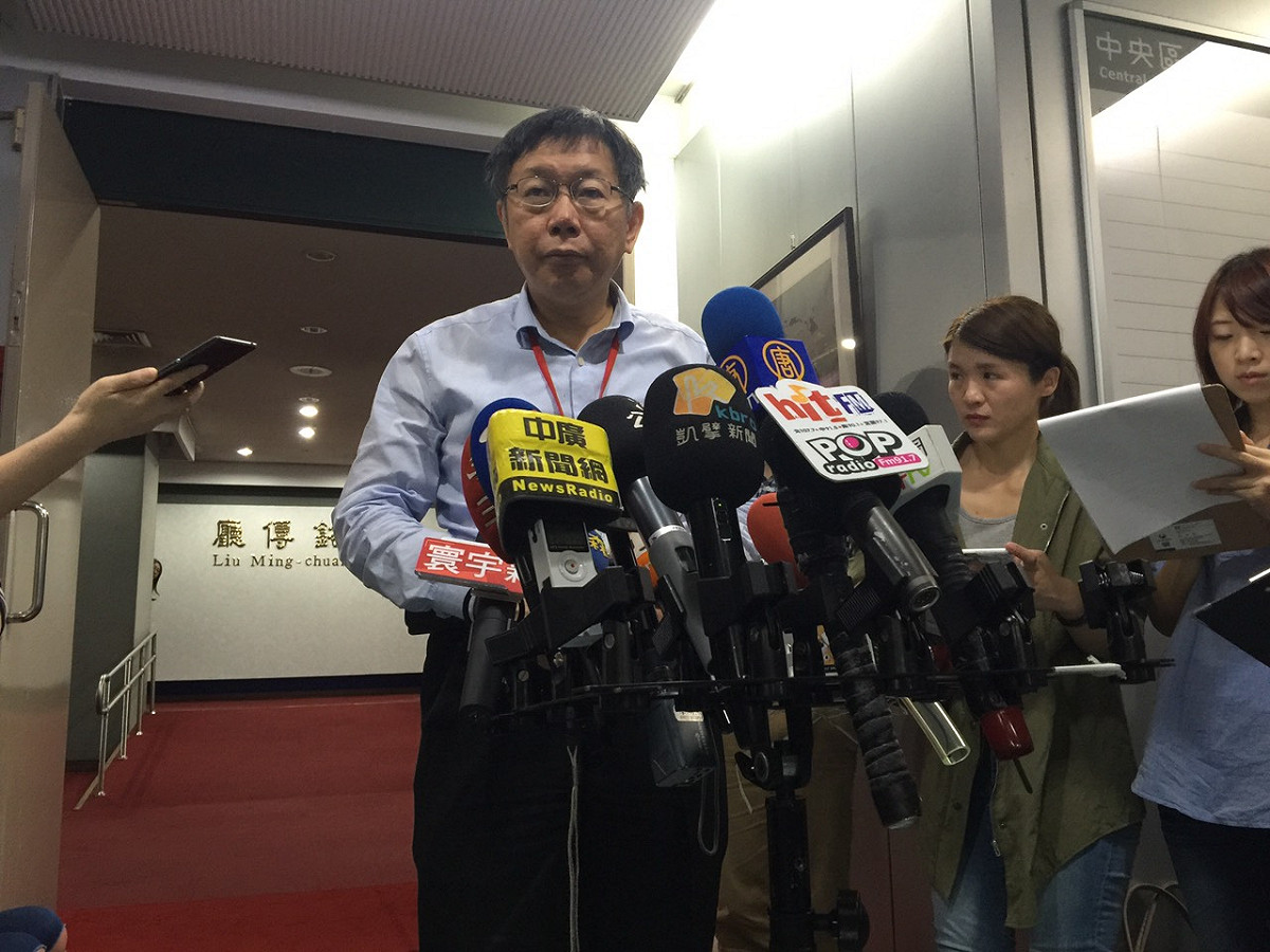 台北市長柯文哲28日上午出席里長座談會前受訪。圖：劉奕霆/攝