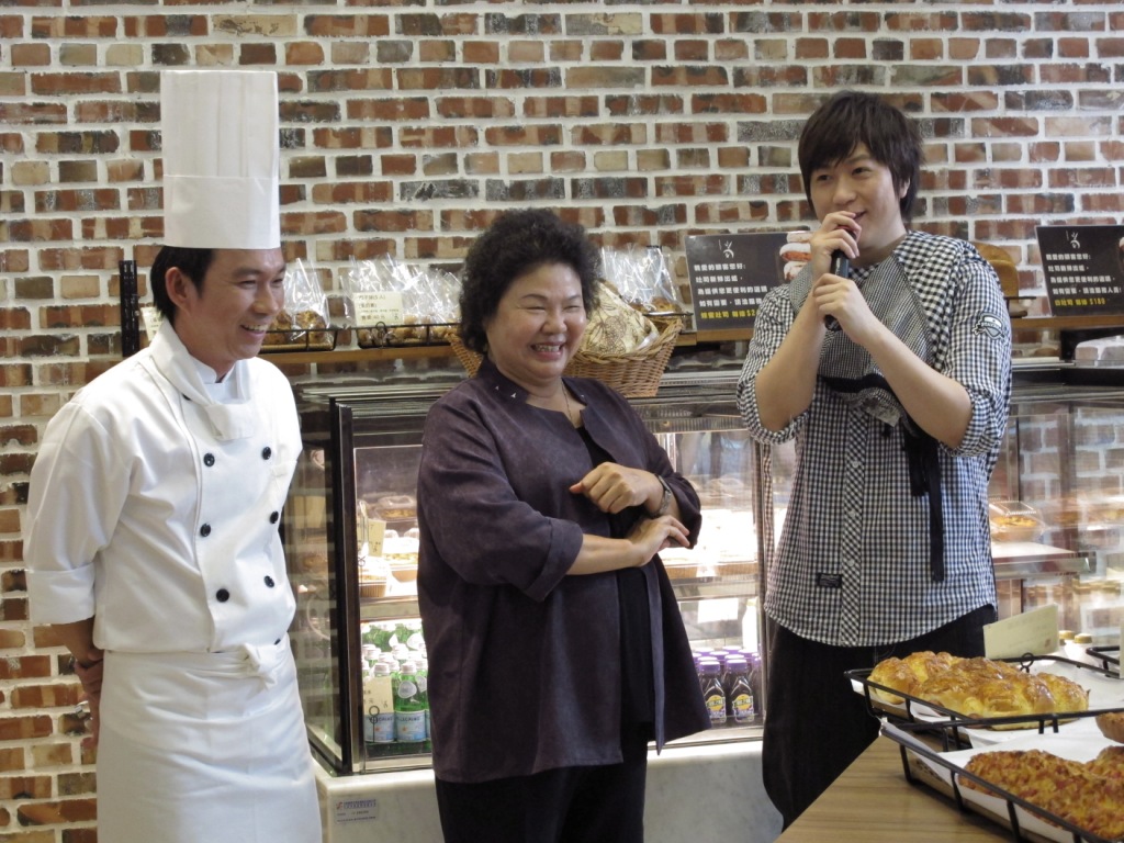 流行搖滾天團「五月天」擔任高雄城市行銷的全球代言人，市長陳菊今（22）日前往拍攝行銷短片的吳寶春麵包店探班。照片來源：胡宏志攝