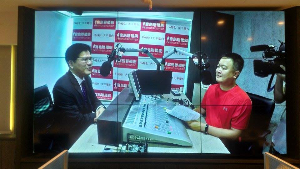 台中市長林佳龍16日出席已經有20年歷史的大千電台喬遷之喜，臨時客串電台主持人，在嶄新的錄音室致詞發聲，體驗當廣播主持人的新鮮感受。圖：莊豐嘉/攝