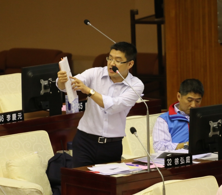 國民黨台北市議員徐弘庭5日下午在台北市議會進行市政總質詢時，和副市長林欽榮因為公共住宅政策用地互起口角。圖：劉奕霆/攝
