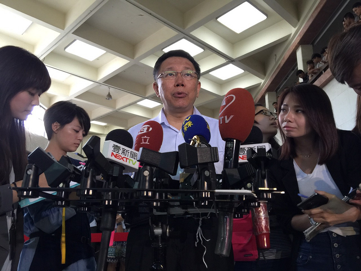台北市長柯文哲14日下午前往交通大學以「生死的智慧」為題進行演講後受訪。圖：劉奕霆/攝