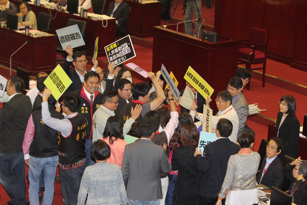 台北市議會昨天開議，台北市長柯文哲今(14)日前往市議會進行施政報告。不過，國民黨市議員們在柯文哲要進行施政報告時便集體杯葛，不讓柯文哲發言。圖：林雨佑/攝