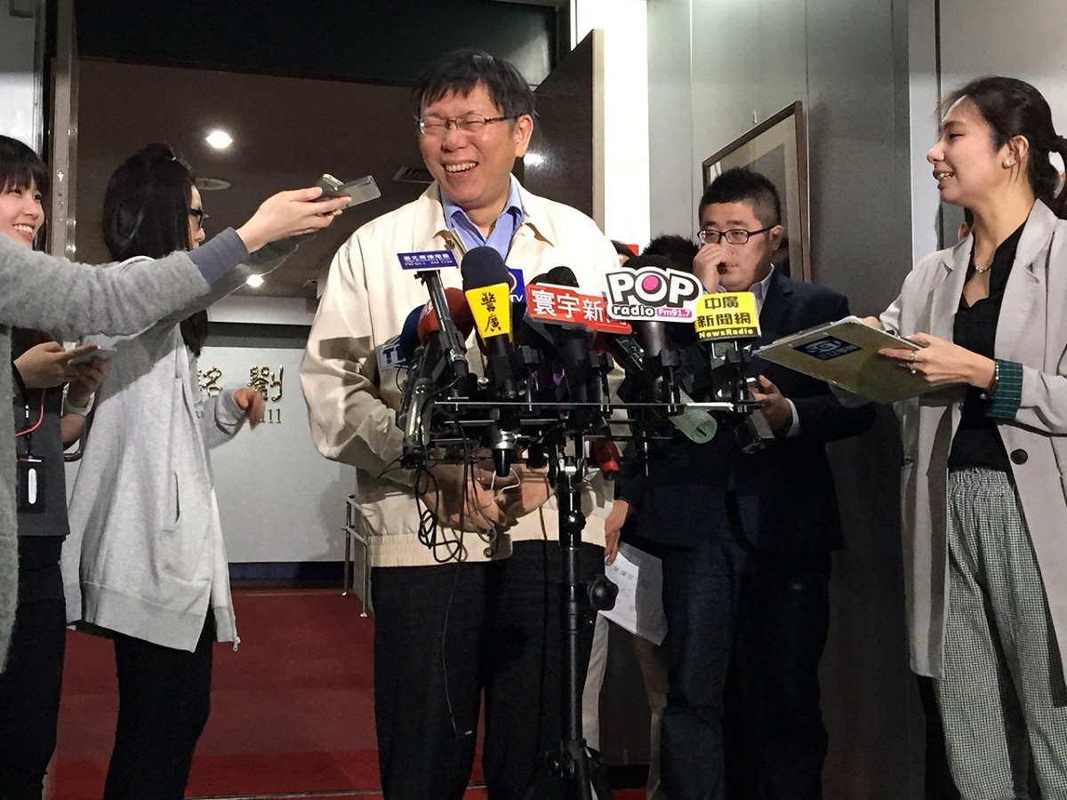 台北市長柯文哲今(15)日上午出席里長座談會前受訪。圖：劉奕霆/攝