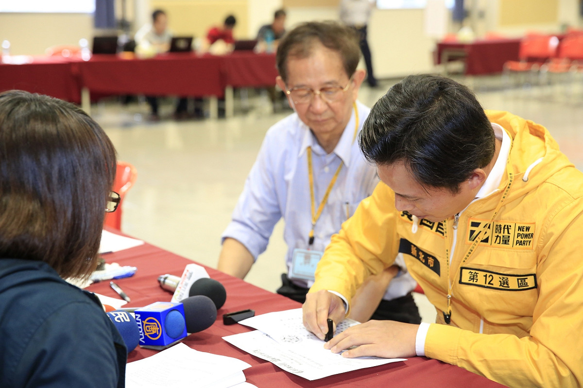 前中研院院長李遠哲24日陪同時代力量立委參選人黃國昌24日前往登記參選。圖：黃國昌辦公室提供 圖：黃國昌辦公室提供