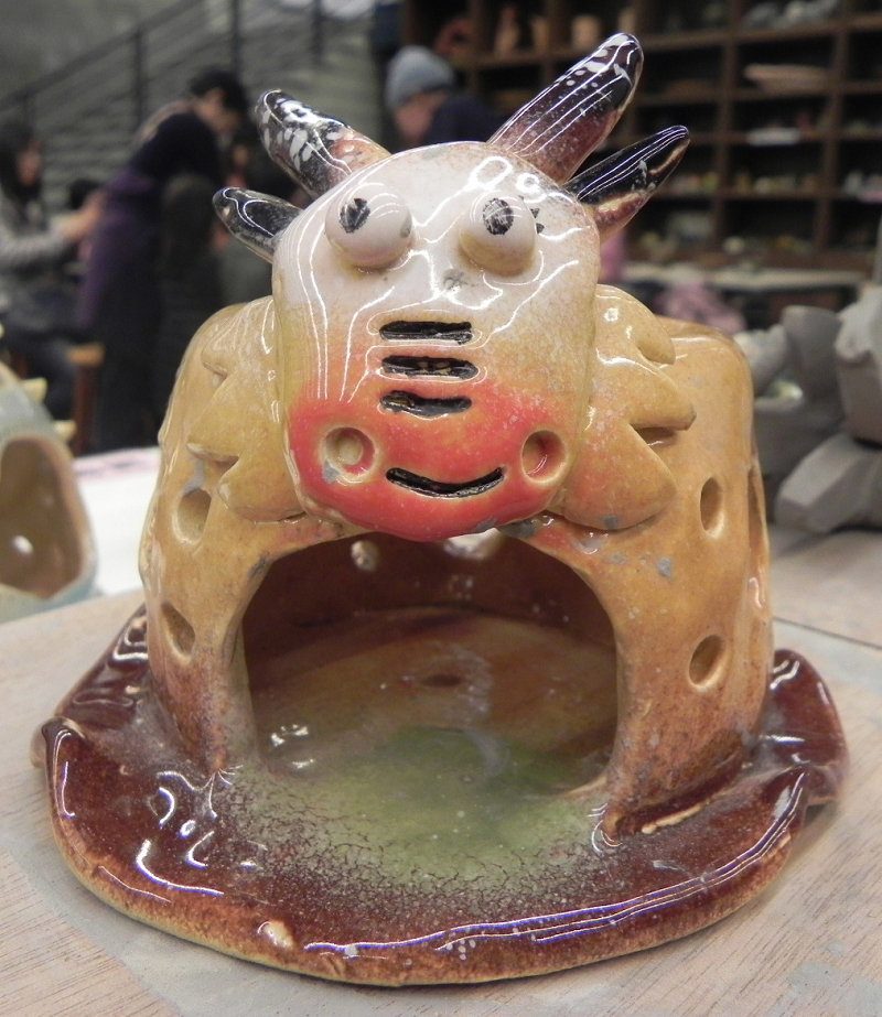 「燈龍－捏塑DIY」則是發揮想像力的最佳時刻，因為從沒有人看過真正的龍，所以民眾可以腦力激盪一番，完成的作品，還可當成桌上的裝飾或是燈罩等。（記者陳冠廷攝）