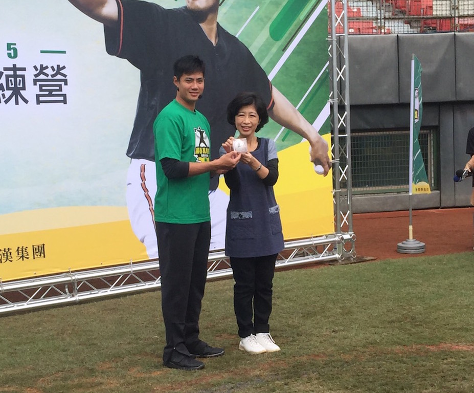 台北市長柯文哲妻子陳佩琪12日上午前往天母棒球場，出席「2015國泰真殷雄-陳偉殷棒球訓練營」開幕儀式。圖：劉奕霆/攝
