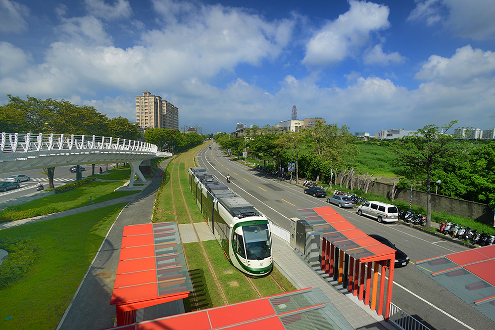自10月16日開始，每天上午9:00發車至下午19:00開放營運，民眾可持一卡通於C1籬仔內站（凱旋、一心路口）乘車免費搭乘。圖：高雄市政府提供