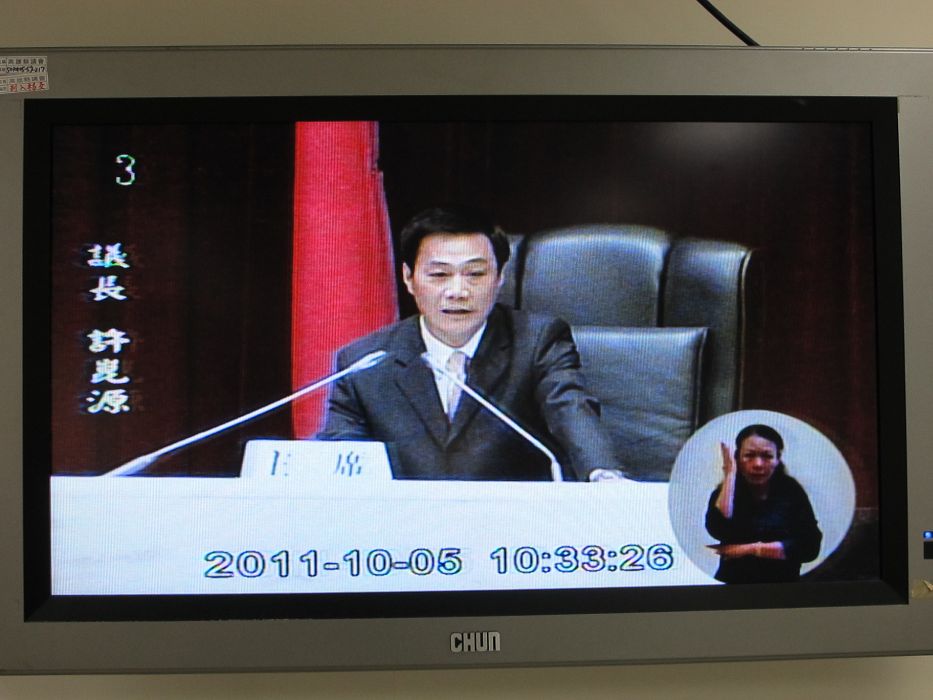 高雄市議會首創全國議會，今（5）日開議即提供議事電視轉播之手語同步翻譯服務。圖片來源：胡宏志/攝。