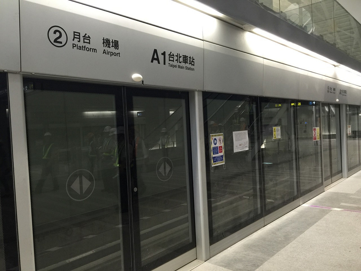 台北市長柯文哲和桃園市長鄭文燦2日上午一起到機場捷運線A1站視察，並由台北市捷運局簡報，介紹站內相關建築裝修特色、旅客進站臨停接送與預辦登機、行李托運等服務。圖：劉奕霆/攝