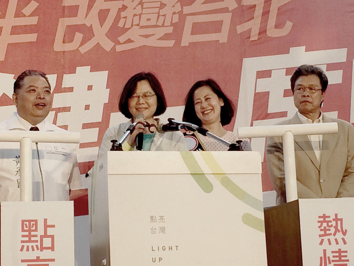 民進黨總統參選人蔡英文15日展開台北市立委輔選行程，為台北市第1選區立委參選人吳思瑤站台。圖：楊淳卉/攝