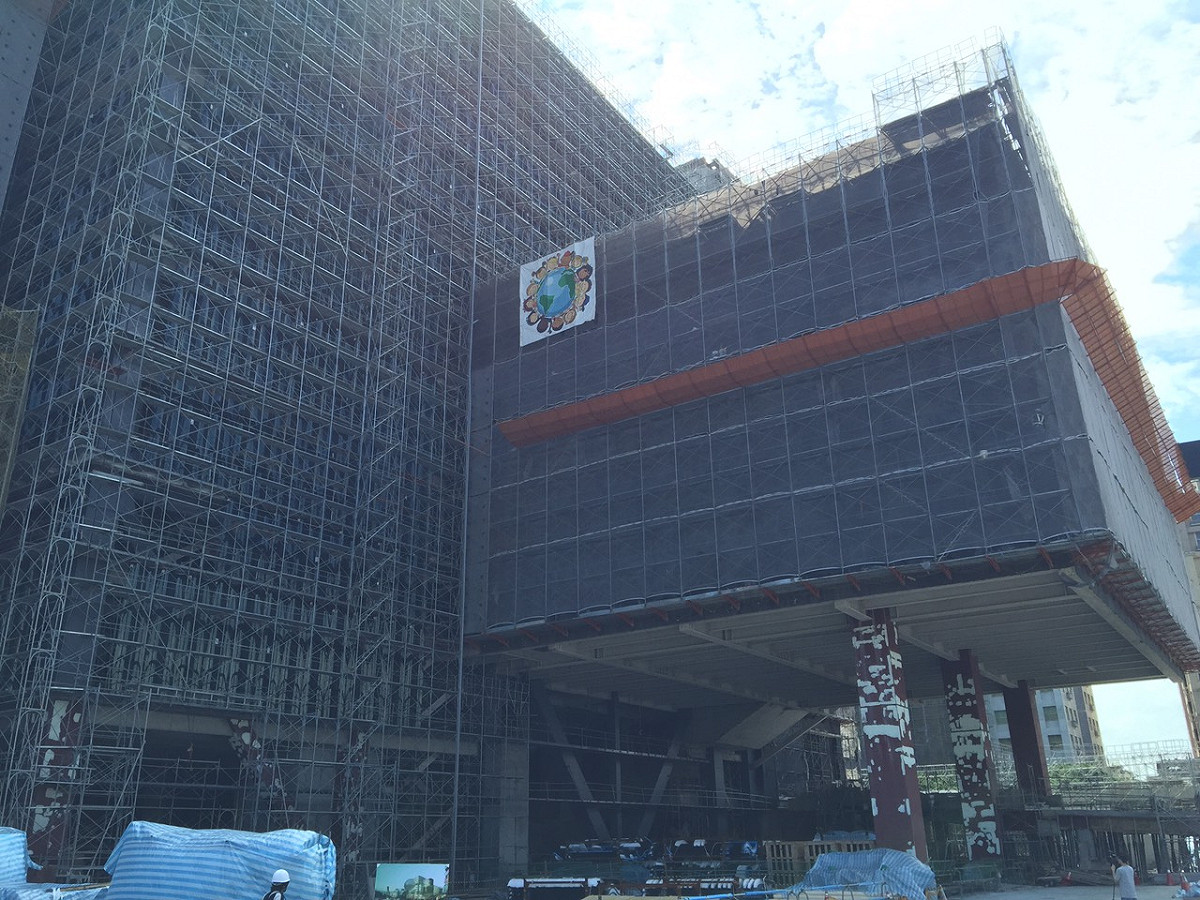 台北藝術中心位於士林夜市舊址，一旁緊鄰基河路、劍潭路和承德路四段，是基地完整的獨立工區，建物地下1層、地上12層，由鏡框式大劇場、中劇場和多形式中劇場共3個劇場共同組成。圖：劉奕霆/攝