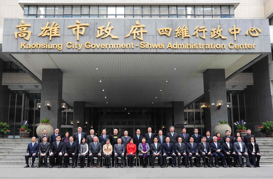 高雄市長陳菊今(23)日率市府團隊大合照，陳菊感謝4年來團隊為市政辛勞付出、承擔重任。圖：高雄市政府提供