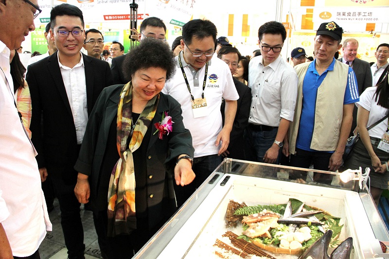 高雄國際食品展登場，高雄市長陳菊為在地農漁特產品掛保證，要大家安心選購，並希望藉此將高雄與台灣的優質農特產品行銷至國際。圖：高雄市政府提供