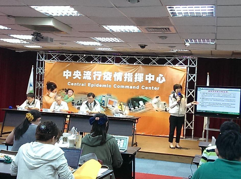 衛生福利部疾病管制署今(15)日下午公布最新登革熱疫情，屏東市長春里一名76歲女性確診登革熱且送醫後仍不幸死亡，成為今年首例死亡個案。圖：莊崇暉/攝