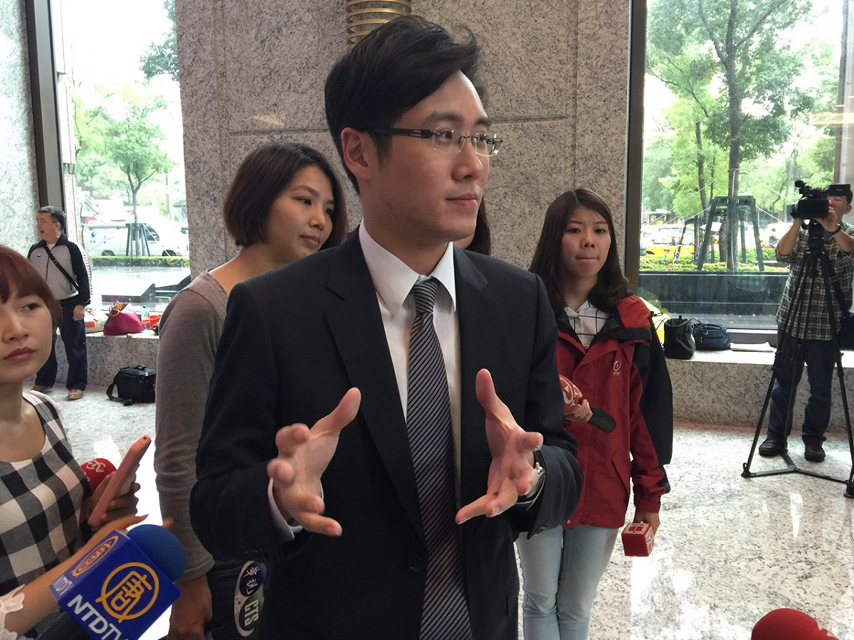 台北市政府22日上午表示，遠雄可以針對大巨蛋地底層南部、靠近捷運板南線的部分先行施工。對此，遠雄企業公共事務室副理楊舜欽22日下午受訪時表示，早上說可以復工，若下午要緊急復工，在執行上有困難，最快在下週一會進駐大巨蛋繼續施工。圖：劉奕霆/攝