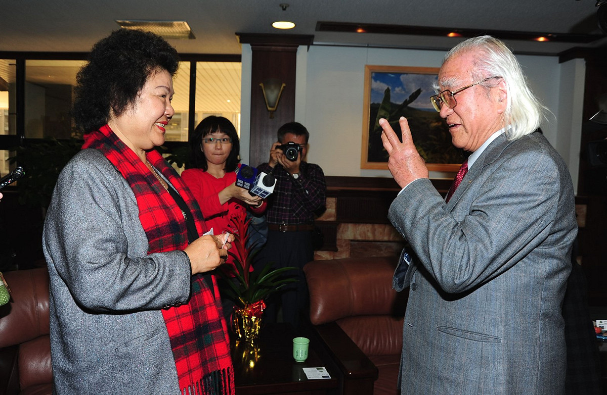 吉成正一先前拜訪高雄市長陳菊，促成了此次攝影作品開出。來源：高雄市政府