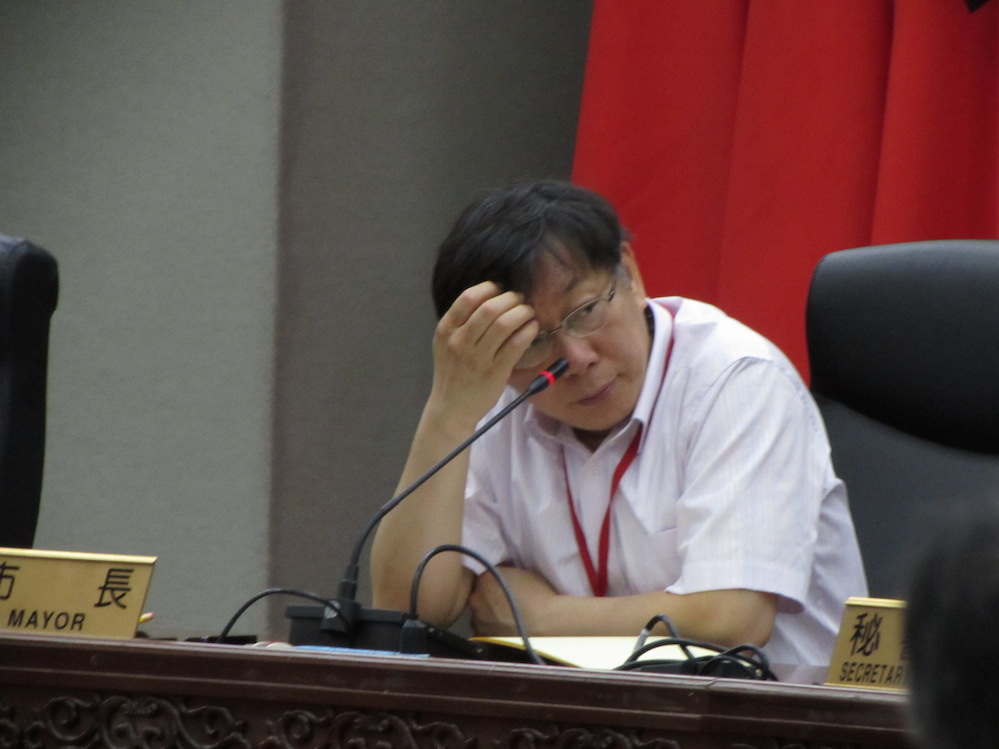台北市長柯文哲24日表示，網路世界很難控制，只能呼籲大家行為要合情合理合法，不然就是神經線放粗一點。圖：邱珮文/攝