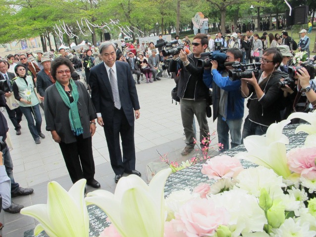 高雄市政府今日在高雄市二二八和平公園舉行「2012年高雄市二二八和平紀念追思儀式」，陳菊與受難家屬向受難者獻花。 照片來源：胡宏志攝