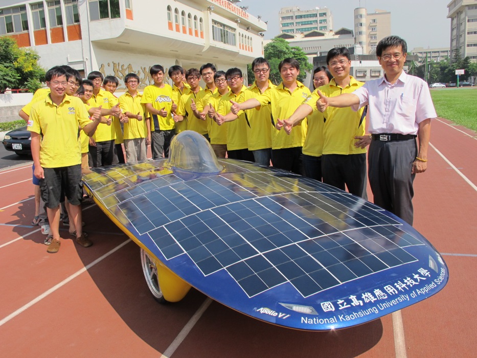 高雄應用科技大學「阿波羅六號」太陽能車13日早上裝箱海運至澳洲，準備參加10月16日在澳洲登場「2011世界太陽能車挑戰賽」。圖片：胡宏志/攝