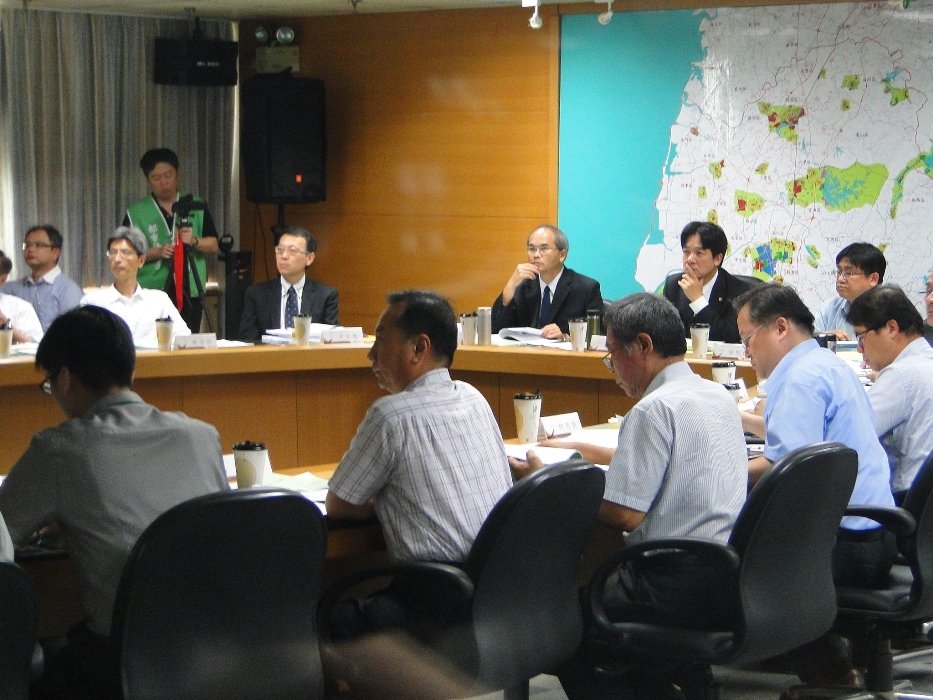 在場內外的抗爭聲中，台南市都委會14日通過台南鐵路地下化都計變更案。圖：黃博郎/攝